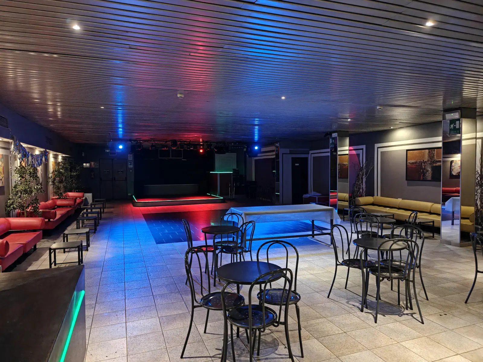 Sala Agorà con tavoli e luci blu